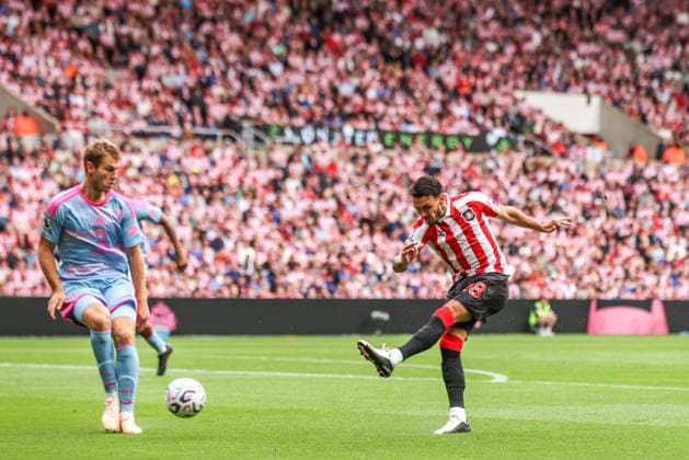 Premier League: Sunderland v Fulham Enzo Le Fee of Sunderland takes a shot on goal during the Premier League match Sunderland vs Fulham at Stadium Of Light, Sunderland, United Kingdom on 30 August 2026 (Photo by Alfie Cosgrove News Images) Sunderland Stadium Of Light Tyne and Wear United Kingdom Copyright: xAlfiexCosgrove NewsxImagesx