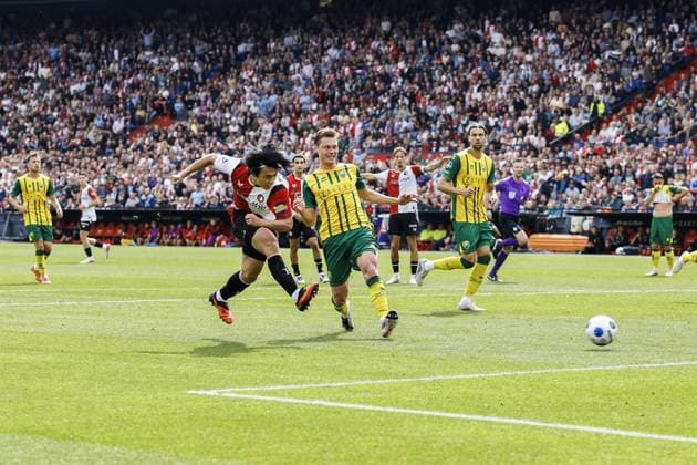 ROTTERDAM - Ayase Ueda of Feyenoord, Milan Hokke of ADO Den Haag (lr) during the Dutch Eredivisie match between Feyenoord Rotterdam and ADO Den Haag at De Kuip stadium on 30 August 2026 in Rotterdam, the Netherlands. MAURICE VAN STEEN ANP Eredivisie 2026 27 xVIxANPxSportx xxANPxIVx 566593914 originalFilename: 566593914.jpg