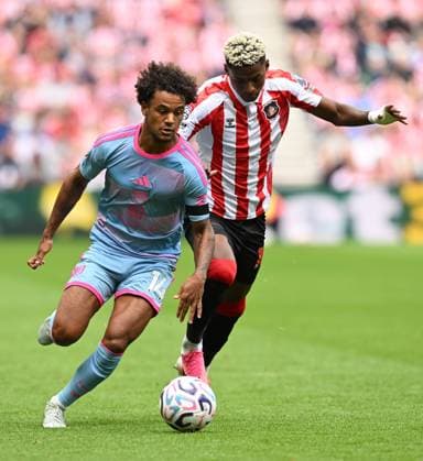 Oscar Bobb of Fulham and Nilson Angulo of Sunderland Sunderland v Fulham, Premier League Football, Football, Stadium of Light, Sunderland, UK - 30 Aug 2026Sunderland Stadium of Light United Kingdom EDITORIAL USE ONLY No use with unauthorised audio, video, data, fixture lists, club league logos or live services. Online in-match use limited to 120 images, no video emulation. No use in betting, games or single club league player publications.  Copyright: xGreigxCowie Shutterstockx 17119085bi