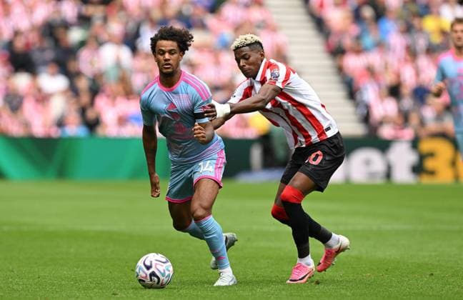 Oscar Bobb of Fulham and Nilson Angulo of Sunderland Sunderland v Fulham, Premier League Football, Football, Stadium of Light, Sunderland, UK - 30 Aug 2026Sunderland Stadium of Light United Kingdom EDITORIAL USE ONLY No use with unauthorised audio, video, data, fixture lists, club league logos or live services. Online in-match use limited to 120 images, no video emulation. No use in betting, games or single club league player publications.  Copyright: xGreigxCowie Shutterstockx 17119085bj