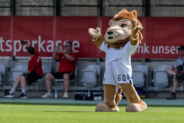 TSV 1860 Munich s mascot, Sechzgerl, fires up the fans GER, TSV 1860 Munich vs. TSV Landsberg 1882, Soccer, Bavarian Regional League, Matchday 6, 2026–2027 Season, August 30, 2026 DFL and DFB regulations prohibit any use of photographs as image sequences and or quasi-video. Photo: HMB Media, Heike Feiner Copyright: HMBxMedia HeikexFeiner