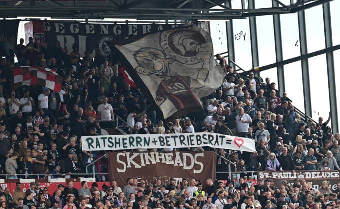 30.08.2026,GER Fußball, Männer, 2.BL, Spieltag 3, Saison 2026 2027, Hamburg, FC St. Pauli vs 1.FC Kaiserslautern Feature die Fans von Pauli zeigen Plakate DFB DFL regulations prohibit any use of photographs as image sequences and or quasi-video) Hamburg Millerntorstadion Hamburg Deutschland *** August 30, 2026, GER Soccer, Men, 2nd Division, Matchday 3, 2026–2027 Season, Hamburg, FC St. Pauli vs. 1. FC Kaiserslautern Feature: Pauli fans display posters. DFB and DFL regulations prohibit any use of photographs as image sequences and or quasi-video. Hamburg Millerntorstadion, Hamburg, Germany Copyright: xnordphotoxGmbH xWitkex