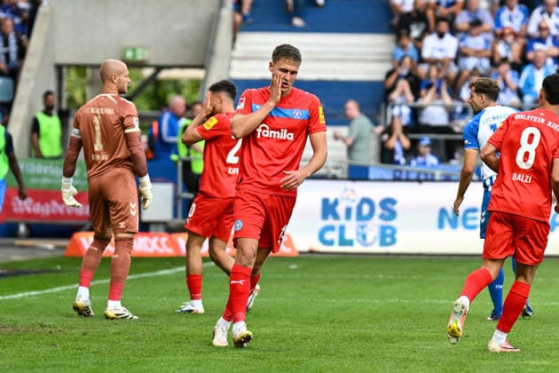 Fußball I Herren I Saison 2026-2027 I 2. Bundesliga I 3. Spieltag I 1. FC Magdeburg - Holstein Kiel I 30.08.2026 Phil Harres (19, Holstein Kiel) (Mitte) fasst sich nach einer verpassten Chance an die Wange Magdeburg Avnet Arena (Heinz-Krügel-Platz 1) Sachsen-Anhalt Deutschland *** Soccer I Men’s I 2026–2027 Season I 2. Bundesliga I Matchday 3 I 1. FC Magdeburg vs. Holstein Kiel I August 30, 2026 Phil Harres 19, Holstein Kiel midfielder holds his cheek after a missed chance; Magdeburg Avnet Arena, Heinz Krügel Field, 1st Place, Saxony-Anhalt, Germany Copyright: xLobeca InesxHähnelx