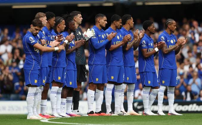Premier League - Chelsea v Brighton & Hove Albion LONDON, ENGLAND, AUGUST 30: Chelsea players during a minutes applause ahead of kick off during the Premier League match between Chelsea v Brighton & Hove Albion at Stamford Bridge Stadium, London, England, on August 30. (Photo by Daniel Weir) London Stamford Bridge Stadium England Copyright: xDanielxWeir SportsxPressxPhotox Sportspressphoto_SPR219619