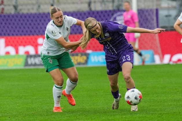 Women s Soccer in Essen ** FOR EDITORIAL PURPOSES ONLY ** EDITORIAL USE ONLY ** p Kyra Spitzner of SGS Essen in the match against Sam Drissen of Mönchengladbach The match between SGS Essen and Borussia Mönchengladbach ended on August 30, 2026, with a score of X-X at the Essen Stadium on Hafenstraße 97a. Michael Gohl, FUNKE Photo Services p Sports Germany North Rhine-Westphalia Essen Copyright MichaelxGohl Copyright: MichaelxGohl doc87duphaoqgp1b18pud1k ,EDITORIAL USE ONLY Copyright: MichaelxGohl