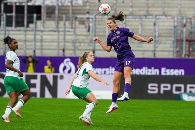 Women s Soccer in Essen ** FOR EDITORIAL PURPOSES ONLY ** EDITORIAL USE ONLY ** p Karla Brinkmann of SGS Essen in a match against Suus van der Drift of Mönchengladbach. The match between SGS Essen and Borussia Mönchengladbach ended on August 30, 2026, with a score of X-X at the Essen Stadium on Hafenstraße 97a. Michael Gohl, FUNKE Photo Services p Sport Germany North Rhine-Westphalia, Essen Copyright MichaelxGohl Copyright: MichaelxGohl doc87dupircdl0ghus5dlr ,EDITORIAL USE ONLY Copyright: MichaelxGohl
