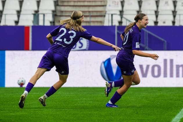 Women s Soccer in Essen ** FOR EDITORIAL PURPOSES ONLY ** EDITORIAL USE ONLY ** p Kyra Spitzner and Laura Bröring of SGS Essen celebrate a goal against Mönchengladbach. The match between SGS Essen and Borussia Mönchengladbach ended on August 30, 2026, with a score of X X at the Essen Stadium on Hafenstraße 97a. Michael Gohl, FUNKE Photo Services p Sports Germany North Rhine-Westphalia, Essen Copyright MichaelxGohl Copyright: MichaelxGohl doc87dupj197teli03lntw ,EDITORIAL USE ONLY Copyright: MichaelxGohl