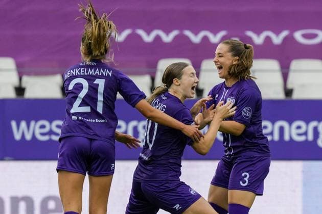 Women s Soccer in Essen ** FOR EDITORIAL PURPOSES ONLY ** EDITORIAL USE ONLY ** p Lia Henkelmann, Laura Bröring, and Joëlle Steiner of SGS Essen celebrate a goal against Mönchengladbach. The match between SGS Essen and Borussia Mönchengladbach ended on August 30, 2026, with a score of X-X at the Essen Stadium on Hafenstraße 97a. Michael Gohl, FUNKE Photo Services. p Sports, Germany, North Rhine-Westphalia, Essen. Copyright MichaelxGohl Copyright: MichaelxGohl doc87dupj8q9hd2idr01inl ,EDITORIAL USE ONLY Copyright: MichaelxGohl