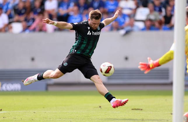 30.08.2026, Fussball 2. Bundesliga, SV Darmstadt 98 - Hannover 96, v.l., Benjamin Källman (Hannover 96) vergibt frei vorm Tor DFL DFB REGULATIONS PROHIBIT ANY USE OF PHOTOGRAPHS AS IMAGE SEQUENCES AND OR QUASI-VIDEO. xdcx *** August 30, 2026, Soccer 2. Bundesliga, SV Darmstadt 98 vs. Hannover 96, from left, Benjamin Källman of Hannover 96 misses an open shot in front of the goal. DFL and DFB regulations prohibit any use of photographs as image sequences and or quasi-video. xdcx Copyright: HMBxMedia Claus