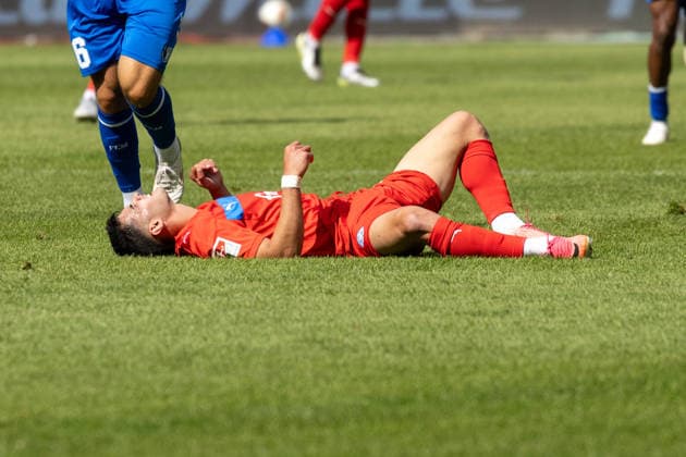 Deutschland: 2.Bundesliga, Saison 2026 2027, 30.08.2026, 3. Spieltag, 1.FC Magdeburg vs Holstein Kiel, Avnet Arena : Guillermo Balzi (Holstein Kiel, 8) verletzt am Boden *** Germany 2. Bundesliga, 2026–2027 Season, August 30, 2026, Matchday 3, 1. FC Magdeburg vs. Holstein Kiel, Avnet Arena Guillermo Balzi, Holstein Kiel, 8 injured on the field Copyright: xMichellexLukax