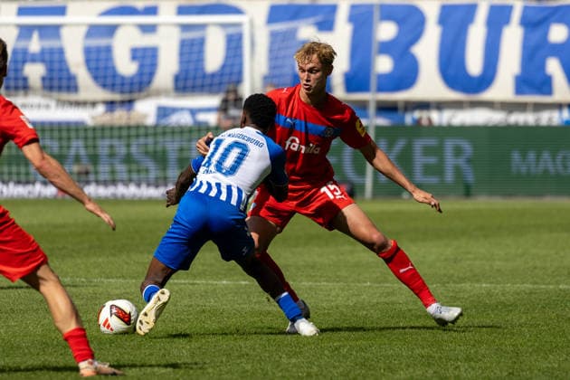 Deutschland: 2.Bundesliga, Saison 2026 2027, 30.08.2026, 3. Spieltag, 1.FC Magdeburg vs Holstein Kiel, Avnet Arena : Moritz-Broni Kwarteng (1.FC Magdeburg, 10) im Zweikampf gegen Kasper Davidsen (Holstein Kiel, 15) *** Germany 2. Bundesliga, 2026–2027 Season, August 30, 2026, Matchday 3, 1. FC Magdeburg vs. Holstein Kiel, Avnet Arena: Moritz Broni Kwarteng (1. FC Magdeburg, No. 10) in a tackle against Kasper Davidsen (Holstein Kiel, No. 15) Copyright: xMichellexLukax