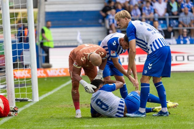 Deutschland: 2.Bundesliga, Saison 2026 2027, 30.08.2026, 3. Spieltag, 1.FC Magdeburg vs Holstein Kiel, Avnet Arena : Emmanuel Iyoha (1.FC Magdeburg, 8) verletzt am Boden *** Germany 2. Bundesliga, 2026–2027 Season, August 30, 2026, Matchday 3, 1. FC Magdeburg vs. Holstein Kiel, Avnet Arena—Emmanuel Iyoha (1. FC Magdeburg) is down on the field, injured Copyright: xMichellexLukax