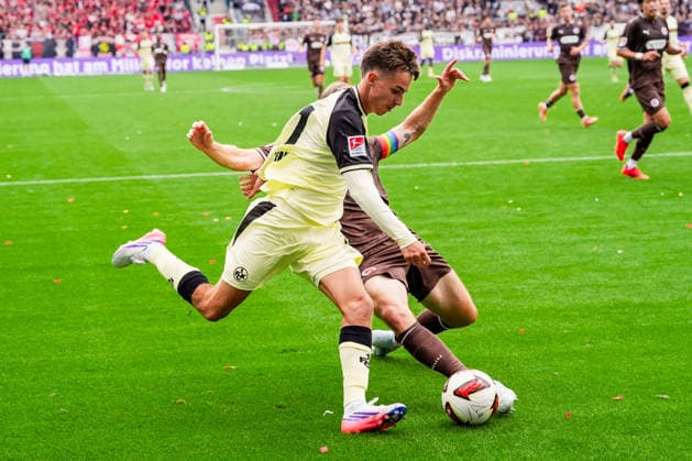 Deutschland: Fußball 2. Bundesliga 2026 27, 3. Spieltag FC St. Pauli vs 1. FC Kaiserslautern Millerntor-Stadion (Hamburg St. Pauli): Mario Sauer (1. FC Kaiserslautern, 21) im Zweikampf mit David Nemeth (FC St. Pauli, 4) *** Germany Soccer 2. Bundesliga 2026–27, Matchday 3: FC St. Pauli vs. 1. FC Kaiserslautern at Millerntor Stadium, Hamburg; St. Pauli s Mario Sauer (1) and 1. FC Kaiserslautern s David Nemeth (4) in a tackle Copyright: xStefanxTrochax