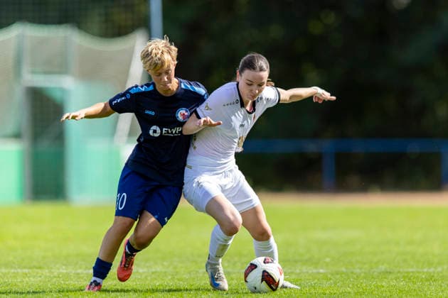 Northeast Regional League Women s Division 1: FFC Turbine Potsdam II vs. FFV Erfurt, Potsdam, August 30, 2026. Leonie Gattermann (10) of FFC Turbine Potsdam II vs. Lea Schrenk (19) of FFV Erfurt. Northeast Regional League Women s Division 1: FFC Turbine Potsdam II vs. 1 FFV Erfurt Sportforum Potsdam Waldstadt Schlaatz August 30, 2026 Copyright: xBEAUTIFULxSPORTS Duehringx