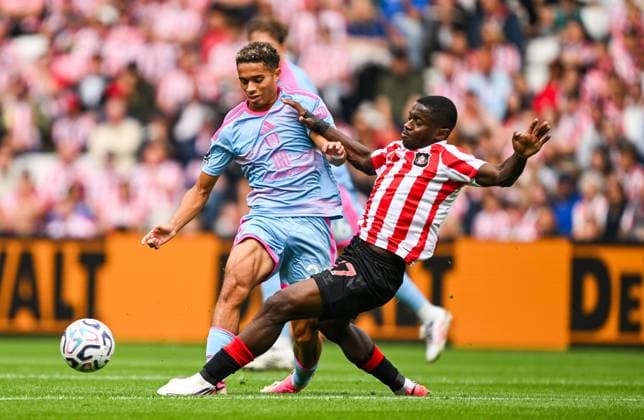 Joshua King of Fulham and Noah Sadiki of Sunderland Sunderland v Fulham, Premier League Football, Football, Stadium of Light, Sunderland, UK - 30 Aug 2026Sunderland Stadium of Light United Kingdom EDITORIAL USE ONLY No use with unauthorised audio, video, data, fixture lists, club league logos or live services. Online in-match use limited to 120 images, no video emulation. No use in betting, games or single club league player publications.  Copyright: xGreigxCowie Shutterstockx 17119085bn