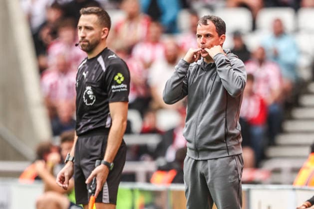 Premier League: Sunderland v Fulham Regis Le Bris manager of Sunderland gives his team instructions during the Premier League match Sunderland vs Fulham at Stadium Of Light, Sunderland, United Kingdom on 30 August 2026 (Photo by Alfie Cosgrove News Images) Sunderland Stadium Of Light Tyne and Wear United Kingdom Copyright: xAlfiexCosgrove NewsxImagesx
