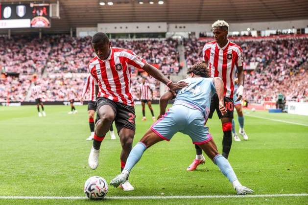 Premier League: Sunderland v Fulham Noah Sadiki of Sunderland and Oscar Bobb of Fulham battle for the ball during the Premier League match Sunderland vs Fulham at Stadium Of Light, Sunderland, United Kingdom on 30 August 2026 (Photo by Alfie Cosgrove News Images) Sunderland Stadium Of Light Tyne and Wear United Kingdom Copyright: xAlfiexCosgrove NewsxImagesx