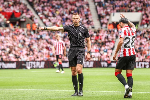 Premier League: Sunderland v Fulham Referee Michael Salisbury points for a Fulham goal kick during the Premier League match Sunderland vs Fulham at Stadium Of Light, Sunderland, United Kingdom on 30 August 2026 (Photo by Alfie Cosgrove News Images) Sunderland Stadium Of Light Tyne and Wear United Kingdom Copyright: xAlfiexCosgrove NewsxImagesx