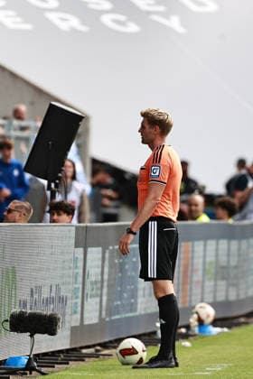 30.08.2026, xtvx, Fussball 2.Bundesliga, SV Darmstadt 98 - Hannover 96 v.l. Schiedsrichter Timo Gerach Videobeweis (DFL DFB REGULATIONS PROHIBIT ANY USE OF PHOTOGRAPHS as IMAGE SEQUENCES and or QUASI-VIDEO) Darmstadt *** August 30, 2026, xtvx, Soccer 2. Bundesliga, SV Darmstadt 98 vs. Hannover 96, Referee Timo Gerach, Video Review, DFL, DFB REGULATIONS PROHIBIT ANY USE OF PHOTOGRAPHS as IMAGE SEQUENCES and or QUASI-VIDEO, Darmstadt
