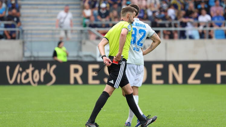 August 30, 2026, xrekx, Soccer 3rd Division, 1. FC Saarbrücken vs. Hansa Rostock – Referee Michael Bacher shows Saarbrücken a red card