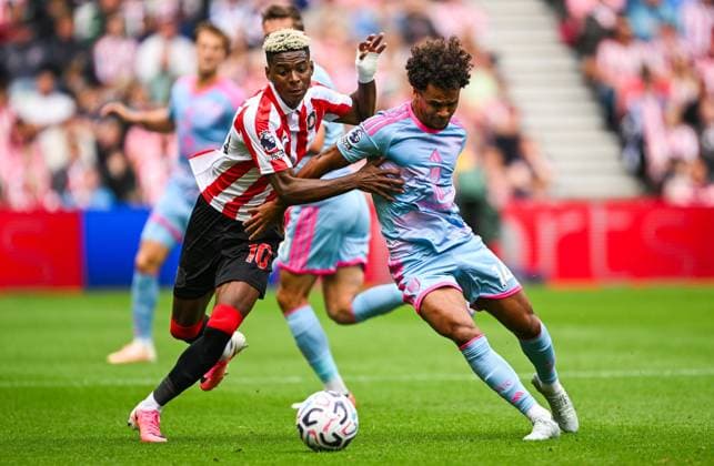 Nilson Angulo of Sunderland and Oscar Bobb of Fulham Sunderland v Fulham, Premier League Football, Football, Stadium of Light, Sunderland, UK - 30 Aug 2026Sunderland Stadium of Light United Kingdom EDITORIAL USE ONLY No use with unauthorised audio, video, data, fixture lists, club league logos or live services. Online in-match use limited to 120 images, no video emulation. No use in betting, games or single club league player publications.  Copyright: xGreigxCowie Shutterstockx 17119085bq