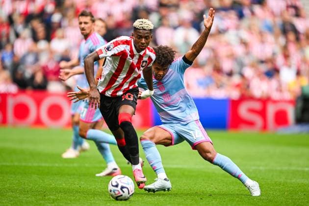 Nilson Angulo of Sunderland and Oscar Bobb of Fulham Sunderland v Fulham, Premier League Football, Football, Stadium of Light, Sunderland, UK - 30 Aug 2026Sunderland Stadium of Light United Kingdom EDITORIAL USE ONLY No use with unauthorised audio, video, data, fixture lists, club league logos or live services. Online in-match use limited to 120 images, no video emulation. No use in betting, games or single club league player publications.  Copyright: xGreigxCowie Shutterstockx 17119085br