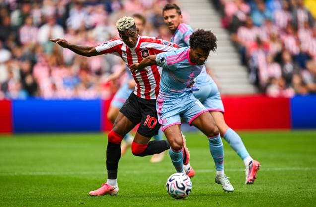 Nilson Angulo of Sunderland and Oscar Bobb of Fulham Sunderland v Fulham, Premier League Football, Football, Stadium of Light, Sunderland, UK - 30 Aug 2026Sunderland Stadium of Light United Kingdom EDITORIAL USE ONLY No use with unauthorised audio, video, data, fixture lists, club league logos or live services. Online in-match use limited to 120 images, no video emulation. No use in betting, games or single club league player publications.  Copyright: xGreigxCowie Shutterstockx 17119085bs