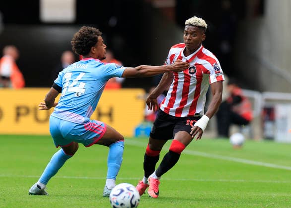 Sunderland v Fulham Premier League Oscar Bobb of Fulham (left) defends against Nilson Angulo of Sunderland during the Premier League match at the Stadium of Light, Sunderland 30 08 2026 UK Newspapers OUT Copyright: xFredxPalmerx FIL-23863-0046
