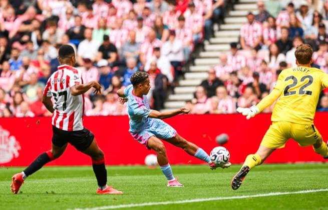 Joshua King of Fulham shoots just over Goalkeeper Robin Roefs of Sunderland s goal Sunderland v Fulham, Premier League Football, Football, Stadium of Light, Sunderland, UK - 30 Aug 2026Sunderland Stadium of Light United Kingdom EDITORIAL USE ONLY No use with unauthorised audio, video, data, fixture lists, club league logos or live services. Online in-match use limited to 120 images, no video emulation. No use in betting, games or single club league player publications.  Copyright: xGreigxCowie Shutterstockx 17119085bt