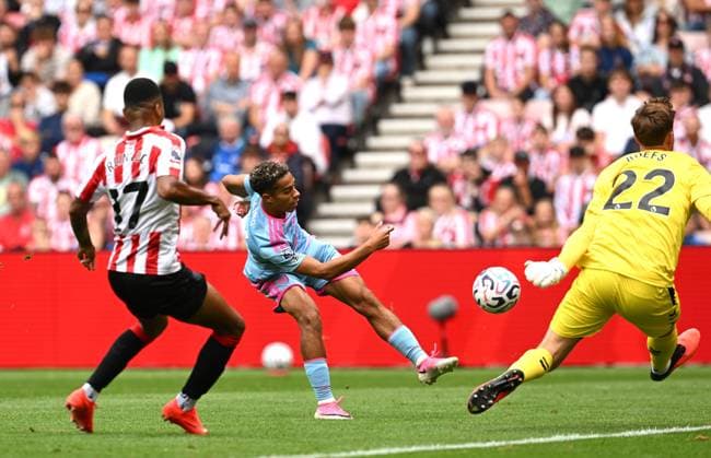 Joshua King of Fulham shoots just over Goalkeeper Robin Roefs of Sunderland s goal Sunderland v Fulham, Premier League Football, Football, Stadium of Light, Sunderland, UK - 30 Aug 2026Sunderland Stadium of Light United Kingdom EDITORIAL USE ONLY No use with unauthorised audio, video, data, fixture lists, club league logos or live services. Online in-match use limited to 120 images, no video emulation. No use in betting, games or single club league player publications.  Copyright: xGreigxCowie Shutterstockx 17119085bu