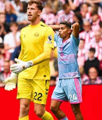 Joshua King of Fulham shoots just over Goalkeeper Robin Roefs of Sunderland s goal Sunderland v Fulham, Premier League Football, Football, Stadium of Light, Sunderland, UK - 30 Aug 2026Sunderland Stadium of Light United Kingdom EDITORIAL USE ONLY No use with unauthorised audio, video, data, fixture lists, club league logos or live services. Online in-match use limited to 120 images, no video emulation. No use in betting, games or single club league player publications.  Copyright: xGreigxCowie Shutterstockx 17119085bw