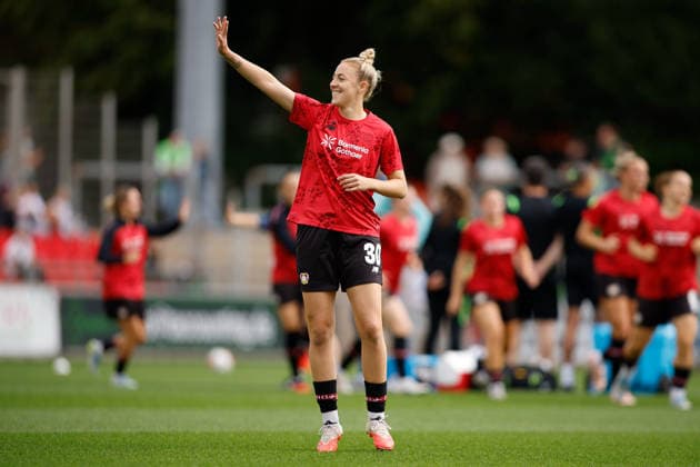 Fußball I Frauen I Bundesliga I Saison 2026-2027 I 2. Spieltag I Bayer 04 Leverkusen - VfL Wolfsburg I 30.08.2026 Carolin Simon (30, Bayer 04 Leverkusen) begrüßt beim aufwärmen die Fans und winkt. Freisteller, Nahaufnahme, Porträt, Portrait, Einzelfoto, Einzelbild, Körper Leverkusen Ulrich-Haberland-Stadion Niedersachsen Deutschland *** Soccer I Women s I Bundesliga I 2026–2027 Season I Matchday 2 I Bayer 04 Leverkusen vs. VfL Wolfsburg I August 30, 2026 Carolin Simon 30, Bayer 04 Leverkusen greets fans during warm-ups and waves; cutout, close-up, portrait, individual photo, single image, body; Leverkusen, Ulrich Haberland Stadium, Lower Saxony, Germany Copyright: xLobeca CedricxSiefkerx