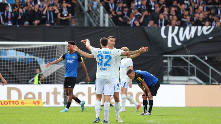 August 30, 2026, xrekx, Soccer 3rd Division, 1. FC Saarbrücken vs. FC Hansa Rostock; Niklas Kölle; FC Hansa Rostock; Kenan Fatkic; FC Hansa Rostock team; players celebrating after the match; team; players; celebrating at the end of the match; Saarbrücken