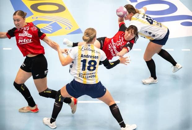 WOMEN S HANDBALL 2026–2027 1ST BUNDESLIGA MATCHDAY 1 THC BUXTEHUDER SV ** FOR EDITORIAL PURPOSES ONLY ** EDITORIAL USE ONLY ** p August 30, 2026 Bad Langensalza Women’s Handball 1st Bundesliga Women’s Season 2026–2027 Salzhalle Match Day 1 Thüringer HC vs. Buxtehuder SV Photo by Natsuki Aizawa 23 Thüringer HC in a duel with Johanna Andresen 18 Buxtehuder SV and Carina Senel 45 Buxtehuder SV Germany Thuringia Bad Langensalza Copyright SaschaxFromm Copyright: SaschaxFromm doc87duxvarlq0e4brhh07 ,EDITORIAL USE ONLY Copyright: SaschaxFromm