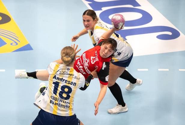 HANDBALL FRAUEN 2026-2027 1. BUNDESLIGA 1. SPIELTAG THC - BUXTEHUDER SV ** NUR FÜR REDAKTIONELLE ZWECKE ** EDITORIAL USE ONLY **<p>30 08 2026-Bad Langensalza: Handball Frauen 1. Bundesliga Frauen Saison 2026-2027 Salzhalle 1. Spieltag Thüringer HC - Buxtehuder SV im Foto: Natsuki Aizawa 23 (Thüringer HC) im Zweikampf mit Johanna Andresen 18 (Buxtehuder SV) und Carina Senel 45 (Buxtehuder SV) ( Deutschland Thueringen Bad Langensalza Copyright: SaschaxFromm *** WOMEN S HANDBALL 2026–2027 1ST BUNDESLIGA MATCHDAY 1 THC BUXTEHUDER SV ** FOR EDITORIAL PURPOSES ONLY ** EDITORIAL USE ONLY ** p August 30, 2026 Bad Langensalza Women’s Handball 1st Bundesliga Women’s Season 2026–2027 Salzhalle Match Day 1 Thüringer HC vs. Buxtehuder SV Photo by Natsuki Aizawa 23 Thüringer HC in a duel with Johanna Andresen 18 Buxtehuder SV and Carina Senel 45 Buxtehuder SV Germany Thuringia Bad Langensalza Copyright SaschaxFromm Copyright: SaschaxFromm doc87duxvctd6d10z3a1mru ,EDITORIAL USE ONLY