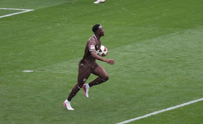 Torjubel 1-2 Anschluss durch 9 Abdoulie Ceesay (St.Pauli) Fussball, 2.Liga, Saison 2026-2027 Herren, FC St.Pauli gegen 1.FC kaiserslautern DFL REGULATIONS PROHIBIT ANY USE OF PHOTOGRAPHS AS IMAGE SEQUENCES AND OR QUASI-VIDEO. *** Goal Celebration 1 2, followed by 9 Abdoulie Ceesay, St. Pauli Soccer, 2nd Division, 2026–2027 Men’s Season, FC St. Pauli vs. 1. FC Kaiserslautern. DFL regulations prohibit any use of photographs as image sequences and or quasi-video.