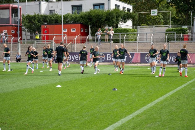 Die Mannschaft des VfL Wolfsburg beim Aufwaermen. Bayer 04 Leverkusen vs. VfL Wolfsburg, Fussball, Frauen Bundesliga, 02. Spieltag, Saison 2026 2027, 30.08.2026 DFL DFB Regulations prohibit any use of Photographs as image sequences and or Quasivideo Bayer 04 Leverkusen vs. VfL Wolfsburg, Fussball, Frauen Bundesliga, 02. Spieltag, Saison 2026 2027, 30.08.2026 Leverkusen *** The VfL Wolfsburg team during warm-ups: Bayer 04 Leverkusen vs. VfL Wolfsburg, Soccer, Women s Bundesliga, Matchday 2, 2026–2027 Season, August 30, 2026 DFL DFB regulations prohibit any use of photographs as image sequences and or quasi-video Bayer 04 Leverkusen vs. VfL Wolfsburg, soccer, Women’s Bundesliga, Matchday 2, 2026–2027 season, August 30, 2026, Leverkusen Copyright: xEibner-Pressefoto ThomasxHaeslerx EP_THR