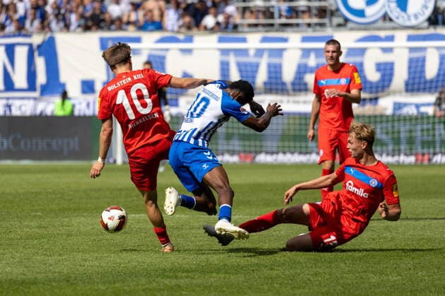 Deutschland: 2.Bundesliga, Saison 2026 2027, 30.08.2026, 3. Spieltag, 1.FC Magdeburg vs Holstein Kiel, Avnet Arena : Moritz-Broni Kwarteng (1.FC Magdeburg, 10) im Zweikampf gegen Jonas Therkelsen (Holstein Kiel, 10) *** Germany 2. Bundesliga, 2026–2027 Season, August 30, 2026, Matchday 3, 1. FC Magdeburg vs. Holstein Kiel, Avnet Arena: Moritz Broni Kwarteng (1. FC Magdeburg, No. 10) in a tackle against Jonas Therkelsen (Holstein Kiel, No. 10) Copyright: xMichellexLukax