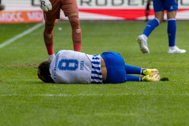 Deutschland: 2.Bundesliga, Saison 2026 2027, 30.08.2026, 3. Spieltag, 1.FC Magdeburg vs Holstein Kiel, Avnet Arena : Emmanuel Iyoha (1.FC Magdeburg, 8) verletzt am Boden *** Germany 2. Bundesliga, 2026–2027 Season, August 30, 2026, Matchday 3, 1. FC Magdeburg vs. Holstein Kiel, Avnet Arena: Emmanuel Iyoha (1. FC Magdeburg) is injured and lying on the ground Copyright: xMichellexLukax