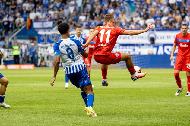 Deutschland: 2.Bundesliga, Saison 2026 2027, 30.08.2026, 3. Spieltag, 1.FC Magdeburg vs Holstein Kiel, Avnet Arena : Emmanuel Iyoha (1.FC Magdeburg, 8) im Kopfball Duell gegen Gyan de Regt (Holstein Kiel, 11) *** Germany 2. Bundesliga, 2026–2027 Season, August 30, 2026, Matchday 3, 1. FC Magdeburg vs. Holstein Kiel, Avnet Arena: Emmanuel Iyoha (1. FC Magdeburg) scored the 8th goal in a header duel against Gyan de Regt (Holstein Kiel), 11 Copyright: xMichellexLukax