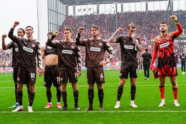 Deutschland: Fußball 2. Bundesliga 2026 27, 3. Spieltag FC St. Pauli vs 1. FC Kaiserslautern Millerntor-Stadion (Hamburg St. Pauli): Nach Niederlage vor Fankurve, Eric Smith (FC St. Pauli, 8), Marcus Mathisen (FC St. Pauli, 6), Ben Voll (FC St. Pauli, 1), Branimir Hrgota (FC St. Pauli, 10), Martijn Kaars (FC St. Pauli, 19), Erik Ahlstrand (FC St. Pauli, 14) *** Germany Soccer 2. Bundesliga 2026–27, Matchday 3: FC St. Pauli vs. 1. FC Kaiserslautern at Millerntor Stadium, Hamburg-St. Pauli. After a loss in front of the fan section: Eric Smith (FC St. Pauli), 8; Marcus Mathisen (FC St. Pauli), 6; Ben Voll (FC St. Pauli), 1, Branimir Hrgota (FC St. Pauli), 10, Martijn Kaars (FC St. Pauli), 19, Erik Ahlstrand (FC St. Pauli), 14 Copyright: xStefanxTrochax
