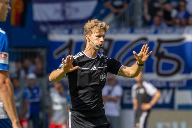 Deutschland: 2.Bundesliga, Saison 2026 2027, 30.08.2026, 3. Spieltag, 1.FC Magdeburg vs Holstein Kiel, Avnet Arena : Jarno Wienefeld (Schiedsrichter) Mimik, Gesichtsausdruck, Emotion *** Germany 2. Bundesliga, 2026–2027 Season, August 30, 2026, Matchday 3, 1. FC Magdeburg vs. Holstein Kiel, Avnet Arena; Jarno Wienefeld, Referee; Facial expressions, emotions Copyright: xMichellexLukax