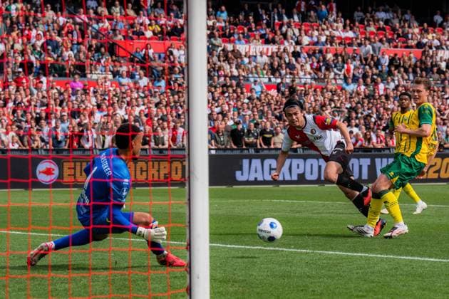 ROTTERDAM , 30-08-2026 , Stadium feijenoord De Kuip , season 2025 2026 , Dutch Eredivisie football , match between Feyenoord and ADO Den Haag , picture shows Feyenoord player Ayase Ueda 1 on 1 on the keeper Feyenoord - ADO  x206245836x Copyright:
