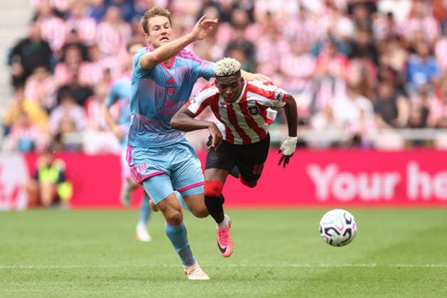 Sunderland v Fulham, Premier League Joachim Andersen of Fulham and Nilson Angulo of Sunderland during the Premier League match between Sunderland and Fulham at the Stadium Of Light, Sunderland, UK on 30 August 2026. Sunderland Stadium Of Light Tyne and Wear UK Editorial use only DataCo restrictions apply See www.football-dataco.com , Copyright: xRyanxBrownex PSI-24780-0039