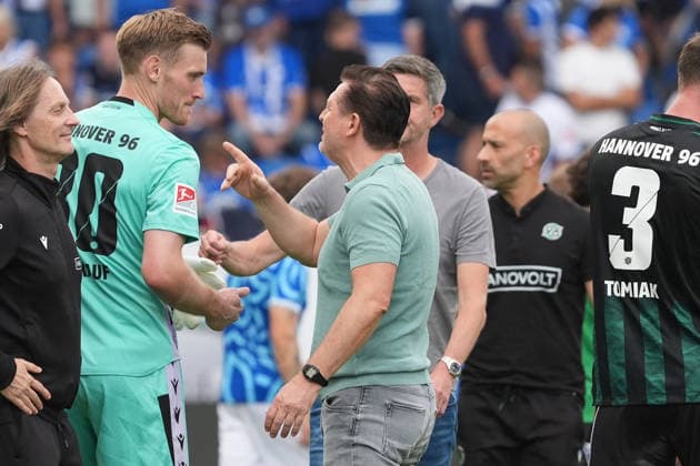 Trainer Christian Titz (Hannover 96) mit Torwart Leo Weinkauf (Hannover 96) - 30.08.2026 2. Bundesliga, Saison 26 27: SV Darmstadt 98 vs. Hannover 96, Stadion am Boellenfalltor, 3. Spieltag, emonline, emspor, *** Coach Christian Titz, Hannover 96, with goalkeeper Leo Weinkauf, Hannover 96, August 30, 2026, 2. Bundesliga, Season 26–27, SV Darmstadt 98 vs. Hannover 96, Stadion am Boellenfalltor, Matchday 3, emonline, emspor,