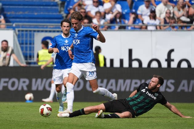 Milan Smit (SV Darmstadt 98) gegen Boris Tomiak (Hannover 96) - 30.08.2026 2. Bundesliga, Saison 26 27: SV Darmstadt 98 vs. Hannover 96, Stadion am Boellenfalltor, 3. Spieltag, emonline, emspor, *** Milan Smit (SV Darmstadt 98) vs. Boris Tomiak (Hannover 96), August 30, 2026, 2. Bundesliga, Season 26–27, SV Darmstadt 98 vs. Hannover 96, Stadion am Böllenfalltor, Matchday 3, emonline, emspor,