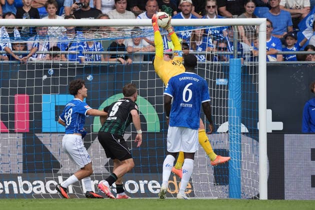 Torwart Marcel Schuhen (SV Darmstadt 98) hält - 30.08.2026 2. Bundesliga, Saison 26 27: SV Darmstadt 98 vs. Hannover 96, Stadion am Boellenfalltor, 3. Spieltag, emonline, emspor, *** Goalkeeper Marcel Schuhen of SV Darmstadt 98 makes a save on August 30, 2026, in the 2. Bundesliga, Season 26-27: SV Darmstadt 98 vs. Hannover 96, at Stadion am Boellenfalltor, Matchday 3, emonline, emspor,