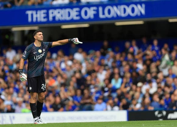 Chelsea FC v Brighton & Hove Albion - Premier League 2026 27 Emiliano Martinez, goalkeeper of Chelsea pointing during the Premier League 2026 27 match between Chelsea FC and Brighton & Hove Albion at Stamford Bridge on August 30, 2026 in London, England. WARNING! This Photograph May Only Be Used For Newspaper And Or Magazine Editorial Purposes. May Not Be Used For Publications Involving 1 player, 1 Club Or 1 Competition Without Written Authorisation From Football DataCo Ltd. For Any Queries, Please Contact Football DataCo Ltd on +44 (0) 207 864 9121 London Stamford Bridge England United Kingdom Copyright: xAllstarxPicturexLibraryxLtdx