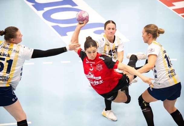 WOMEN S HANDBALL 2026–2027 1ST BUNDESLIGA MATCHDAY THC BUXTEHUDER SV ** FOR EDITORIAL PURPOSES ONLY ** EDITORIAL USE ONLY ** p 30 08 2026 Bad Langensalza Women’s Handball 1st Bundesliga Women’s Season 2026–2027 Salzhalle Matchday 1 Thüringer HC vs. Buxtehuder SV in the photo: Luca Csikos 5 (Thüringer HC) in a duel with Johanna Andresen 18 (Buxtehuder SV, Carina Senel 45 Buxtehuder SV, and Lin Elisabeth Lück 51 Buxtehuder SV Germany Thuringia Bad Langensalza Copyright SaschaxFromm Copyright: SaschaxFromm doc87dv1i64y699webqcxf ,EDITORIAL USE ONLY Copyright: SaschaxFromm