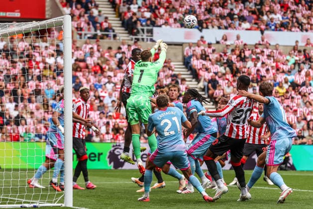 Premier League: Sunderland v Fulham Fulham goalkeeper Bernd Leno punches the ball clear during the Premier League match Sunderland vs Fulham at Stadium Of Light, Sunderland, United Kingdom on 30 August 2026 (Photo by Alfie Cosgrove News Images) Sunderland Stadium Of Light Tyne and Wear United Kingdom Copyright: xAlfiexCosgrove NewsxImagesx